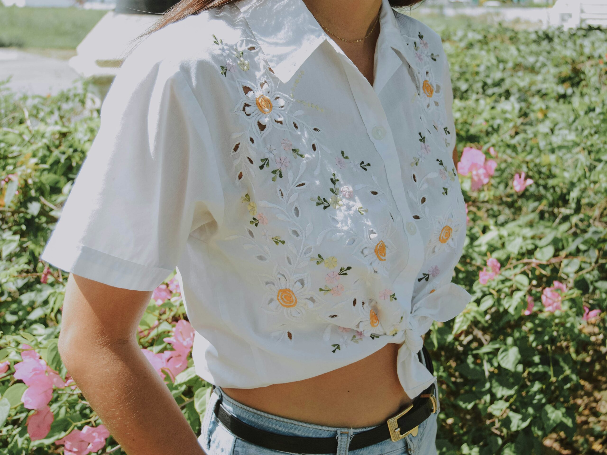 discover our wrinkle-resistant flowy top, a stylish and practical addition to your wardrobe. perfect for effortless elegance and ultimate comfort, this top is a must-have for any fashion-forward individual.